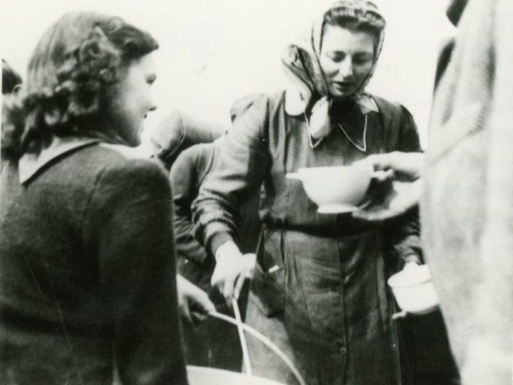 Fürstin Gina im Einsatz für Flüchtlinge an der Grenze, Mai 1945