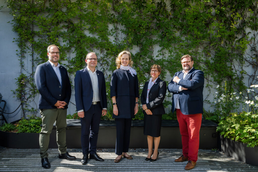 Gruppenfoto des Vorstands vom Liechtensteinischen Roten Kreuz (LRK), aufgenommen am 18.09.2025 in einem Innenhof der LRK-Geschäftsstelle in Vaduz
---
FOTO &amp; COPYRIGHT: Julian Konrad 2025 (Julian Konrad Media Est.)
---
COPYRIGHT PRINT:
Bei der Veröffentlichung des Bildes wird darum gebeten, den Urheber und Ersteller «Julian Konrad, Liechtenstein» anzugeben. 
---
COPYRIGHT ONLINE:
Bei Postings in den Sozialen Medien wird darum gebeten, den Urheber und Ersteller «Foto und Copyright Julian Konrad» anzugeben bzw. zu taggen / verlinken.